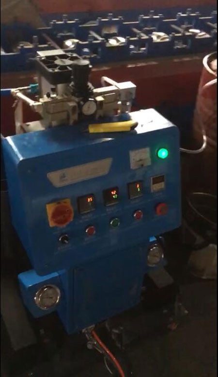 河北聚氨酯噴涂機(jī) Q2600D型 卷簾門(mén)填充澆注聚氨酯(圖2) Q2600D型卷簾門(mén)填充澆注聚氨酯噴涂機(jī)